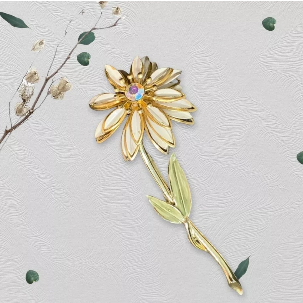 Vintage Coro Enameled Daisy With Aurora Borealis Stone Brooch Pin. Estate Find